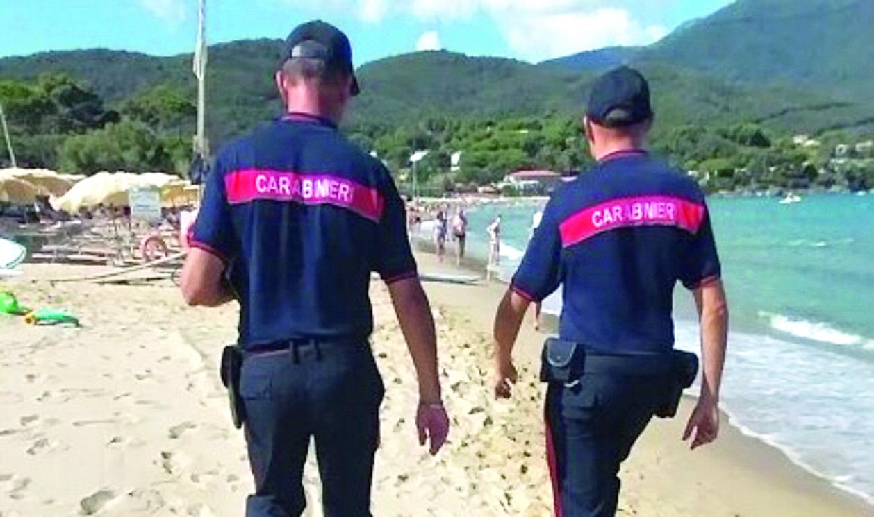 
	I carabinieri in spiaggia all'Elba

