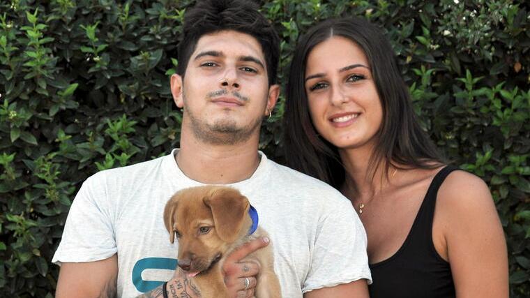 Stefano e Clarissa con il cucciolo Michi (foto Giancarlo Grassi)