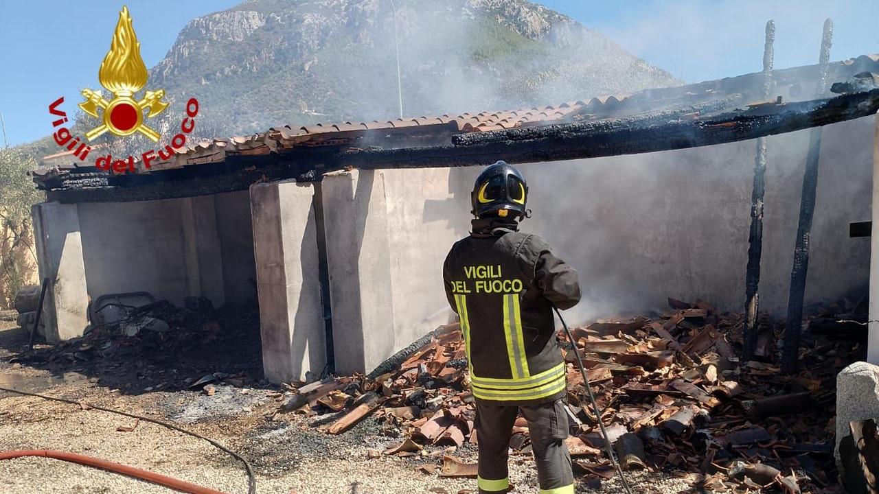 L'intervento dei vigili del fuoco a Galtellì