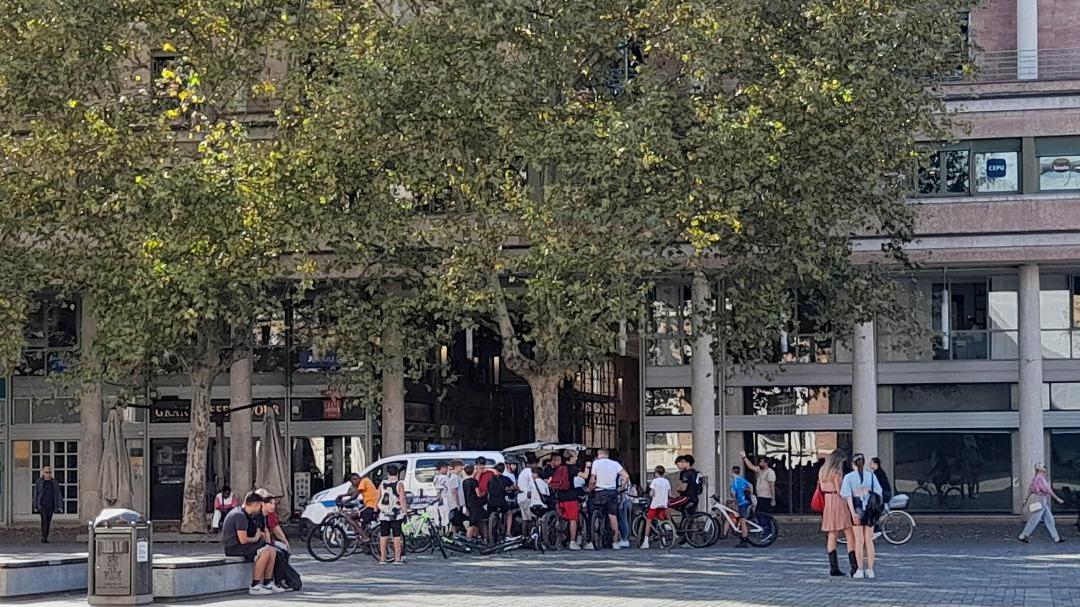 Impennano in bicicletta in piazza Martiri: la polizia locale multa due ragazzini