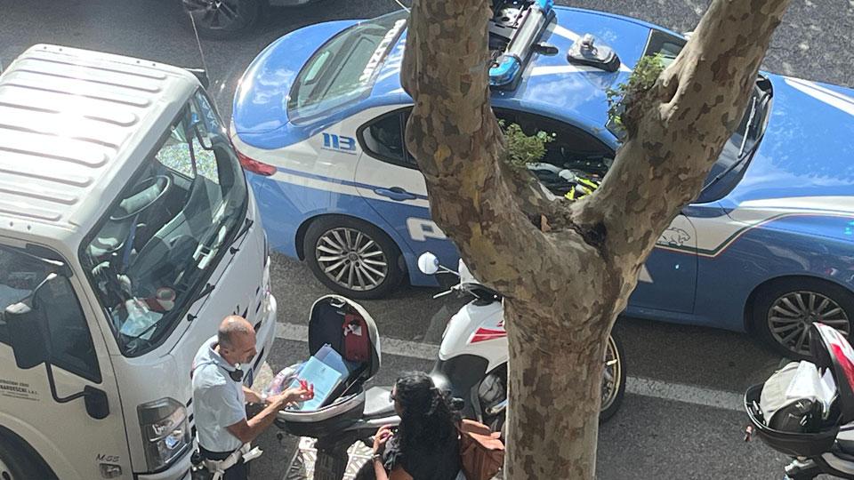 La polizia di Stato e la polizia municipale in viale Alfieri (foto Franco Silvi)