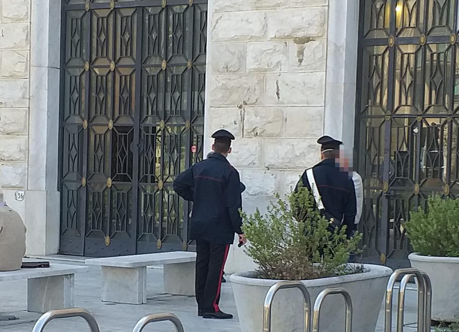 
	I carabinieri davanti all'ospedale di Livorno (foto d'archivio)

