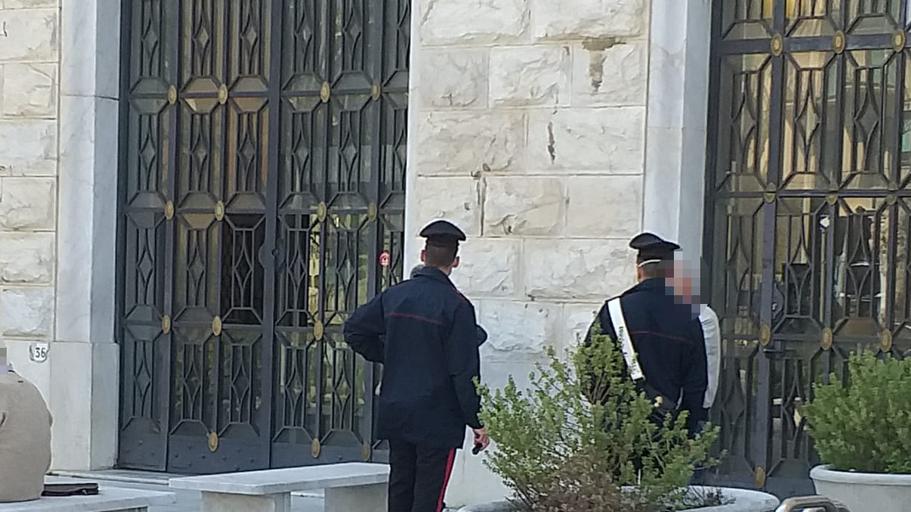 I carabinieri davanti all'ospedale di Livorno (foto d'archivio)