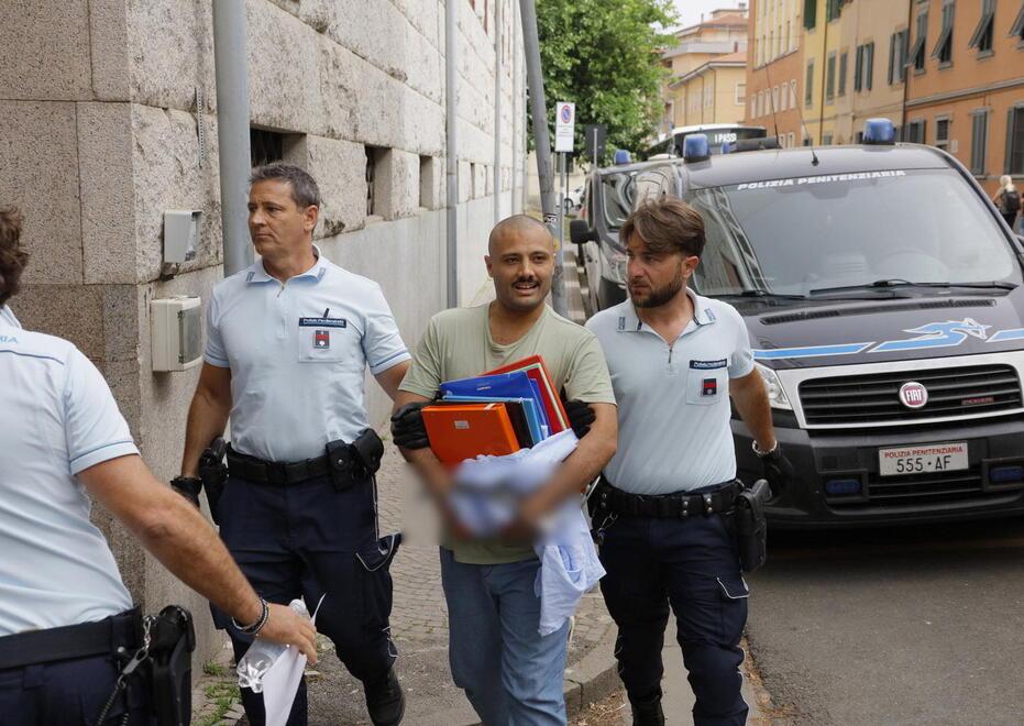 Gianluca Paul Seung mentre arriva in tribunale a Pisa all’udienza di aprile
