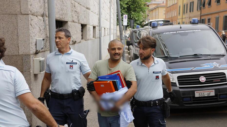 Gianluca Paul Seung mentre arriva in tribunale a Pisa all’udienza di aprile