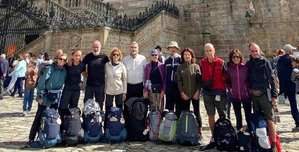 Il gruppo di Pontederesi in posa davanti alla cattedrale di Santiago de Compostela
