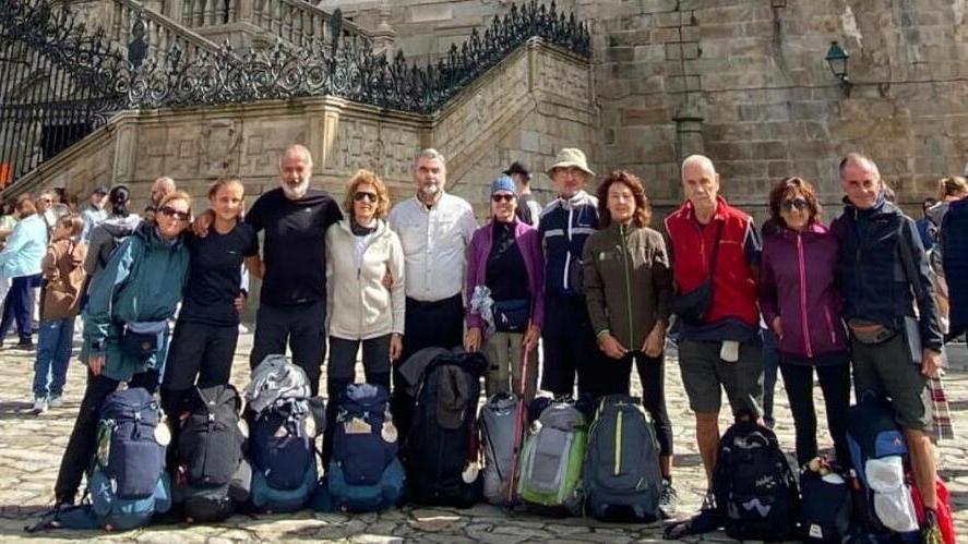 Il gruppo di Pontederesi in posa davanti alla cattedrale di Santiago de Compostela