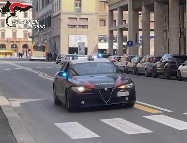 Livorno, tenta di rubare il portafogli a un turista: scoperta e denunciata