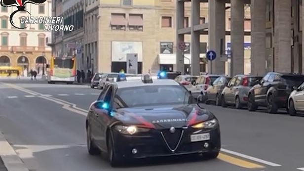 Livorno, tenta di rubare il portafogli a un turista: scoperta e denunciata