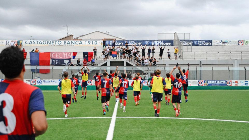 Il saluto della squadra a fine partita dei giocatori del Cecina sotto la gradinata