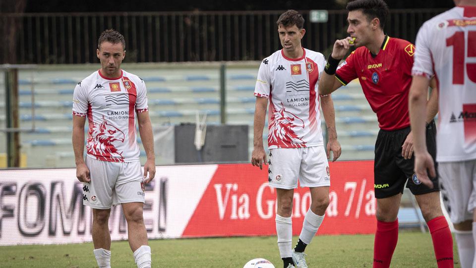 Riccobono in attesa di calciare la punizione (foto Agenzia Bf)