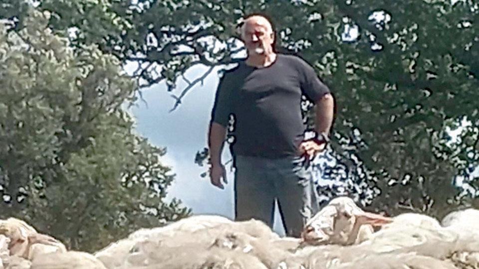 L’allevatore Carrmelo Carrai con alcune pecore del suo gregge