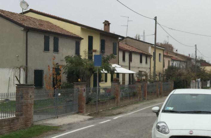 Camatte, passeggia col cane e mette in fuga i ladri