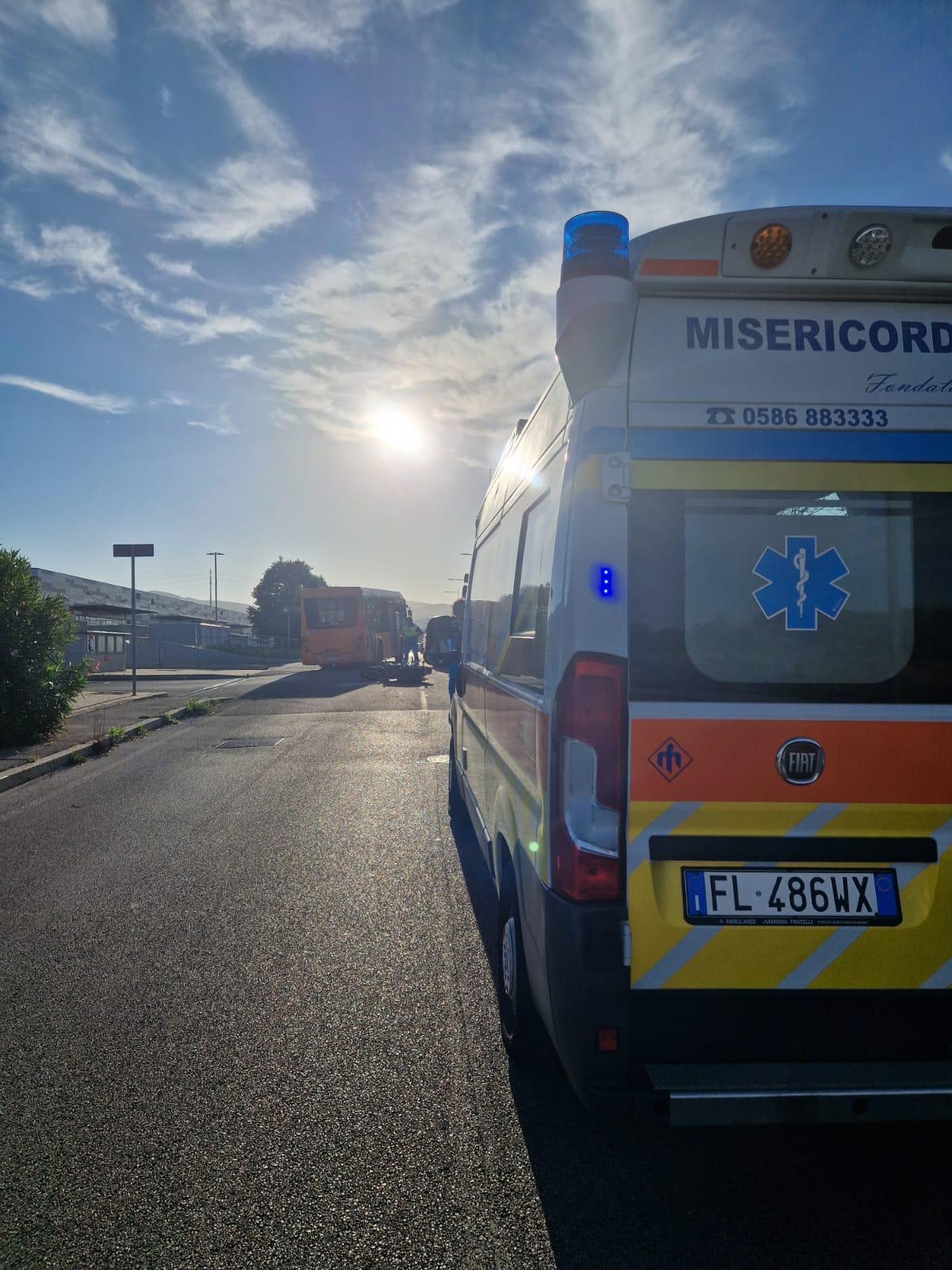 Livorno, scontro tra moto e furgone al Levante: conducente in fuga
