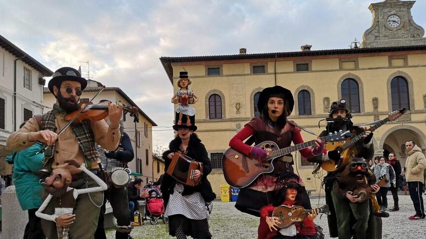 Artisti di strada, show e musica: "Effetto Garibaldi" illumina Livorno <br>