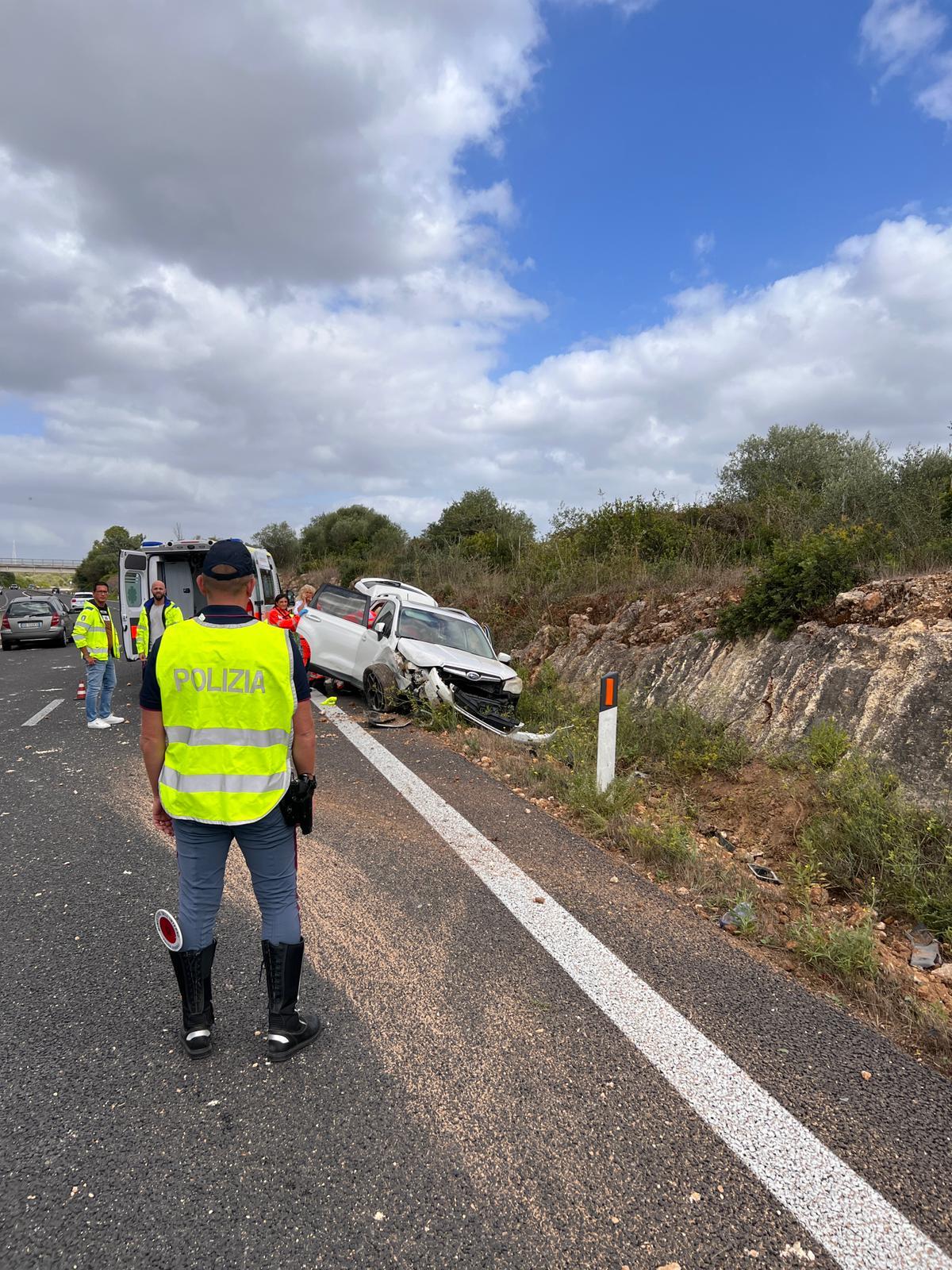 Auto fuori strada sulla Sassari-Alghero: una donna liberata dalle lamiere dai vigili del fuoco