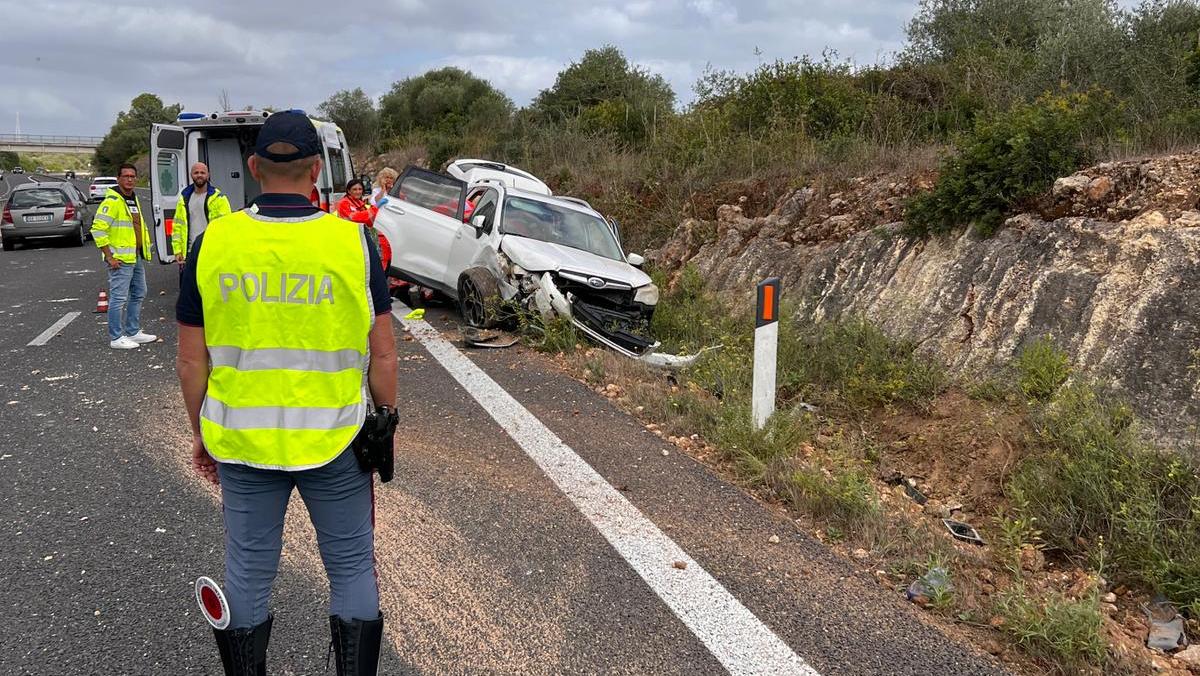 Auto fuori strada sulla Sassari-Alghero: una donna liberata dalle lamiere dai vigili del fuoco