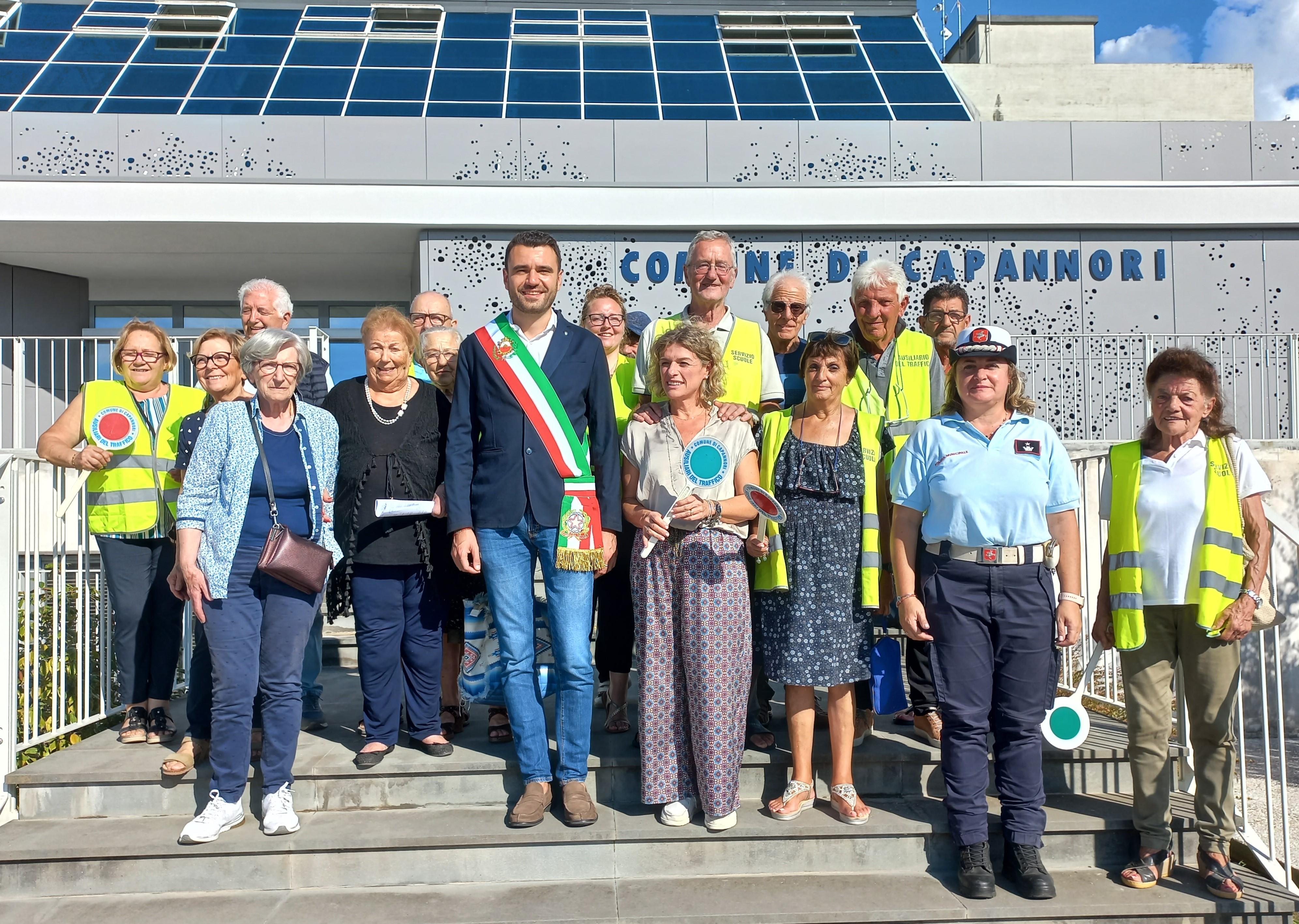 Scuola a Capannori, nonni e nonne vigilano sulla sicurezza degli alunni<br>
