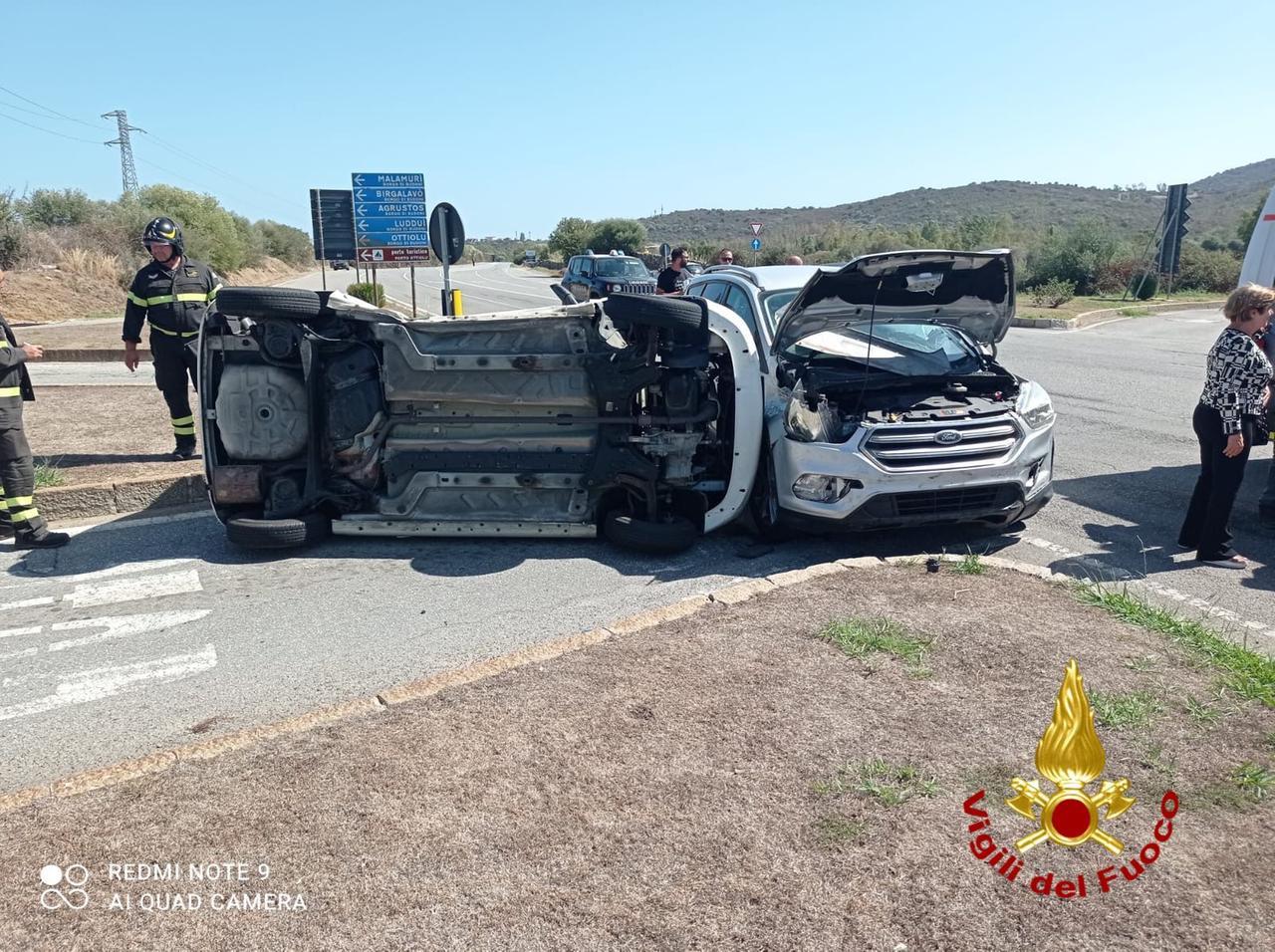 Auto si ribalta all’ingresso di Budoni: in quattro in ospedale