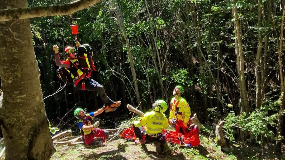 Precipita per venti metri in un canalone davanti agli occhi del marito
