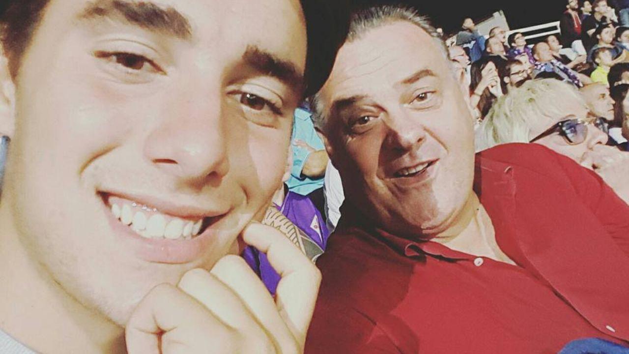 
	Manuel in primo piano con il padre (foto da Facebook)

