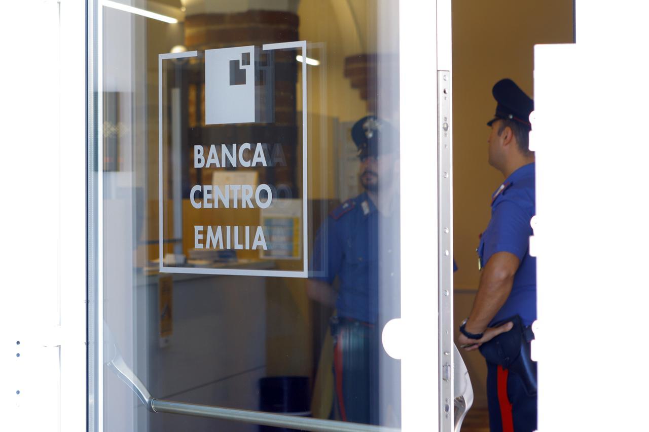 Rapina con ostaggi a Ferrara: la banda davanti al giudice