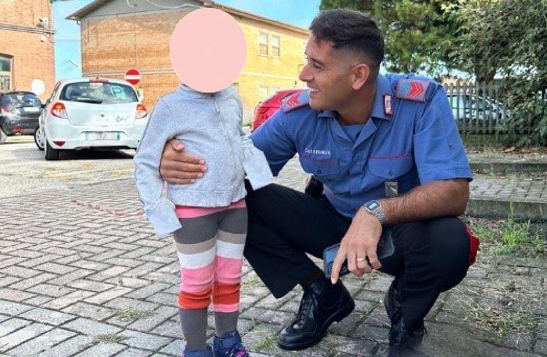 Codigoro, il bus riparte con la figlia di 3 anni: bimba recuperata dai carabinieri