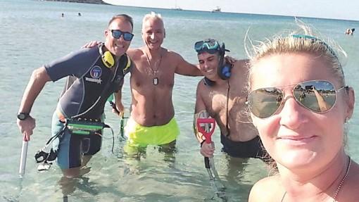 Perde la fede in oro bianco in mare a Porto Frailis, l’Sos oggetti smarriti la ritrova