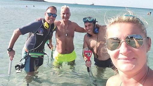 Perde la fede in oro bianco in mare a Porto Frailis, l’Sos oggetti smarriti la ritrova