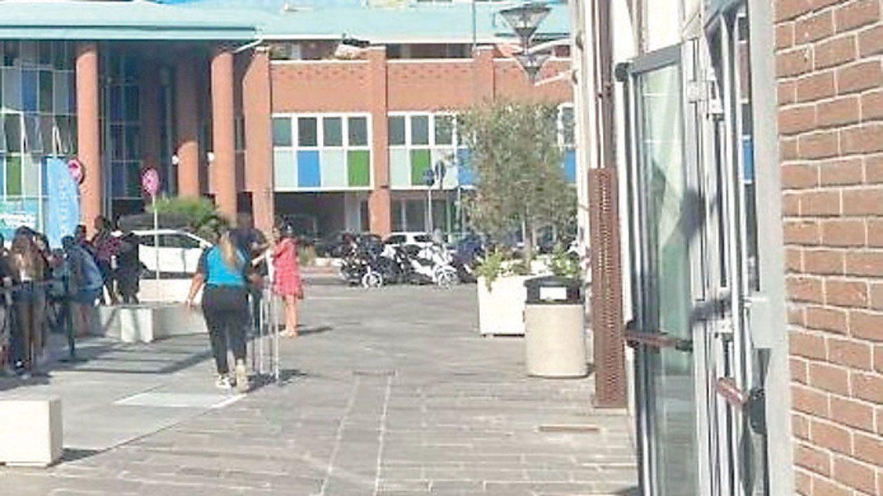 Qui sopra in fondo uno scorcio di uno dei punti di Porta a Mare dove è avvenuto il parapiglia