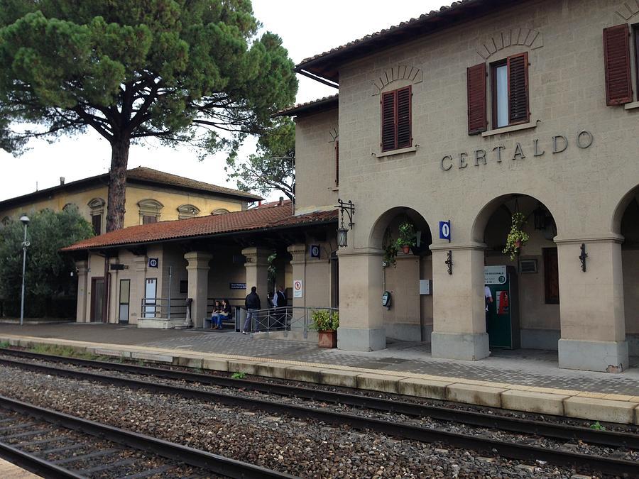 Certaldo, travolto dal treno vicino alla stazione