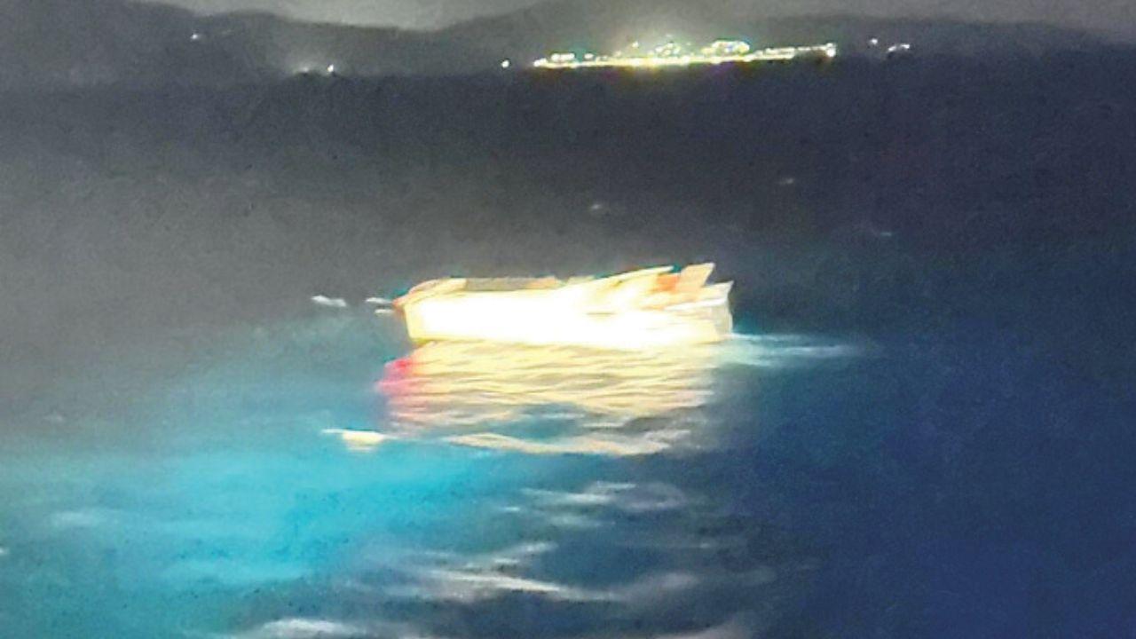 Nella foto qui sopra lo scafo della barca a vela “Sophie” a circa 2 miglia dal porto di Piombino: le otto persone a bordo hanno rifiutato ogni aiuto