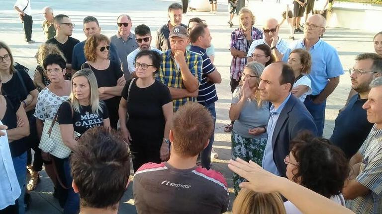 Il sindaco Simone Calamai con i cittadini del Comitato di Bagnolo