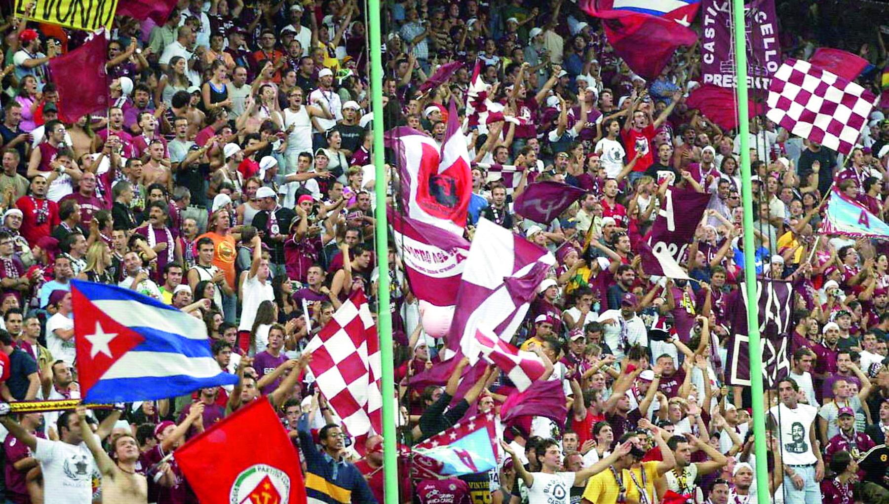 Uno scorcio della curva interamente esaurita dai tifosi del Livorno