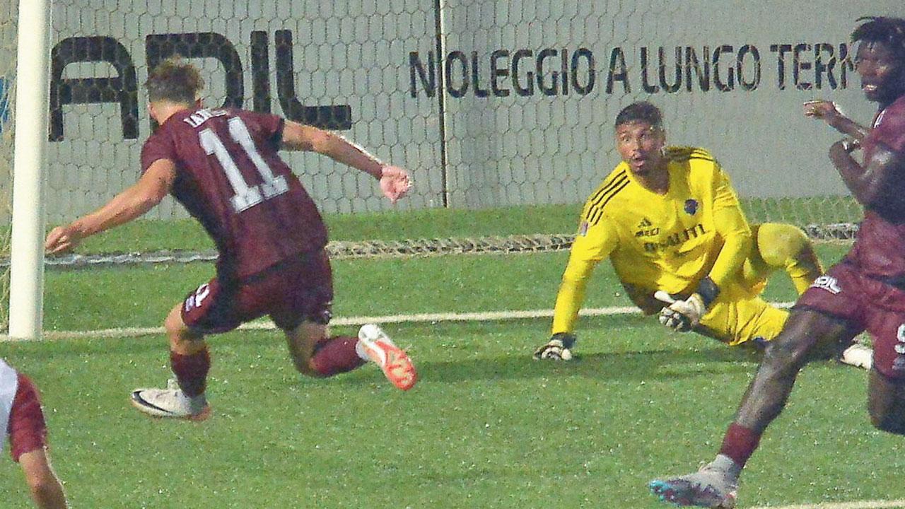 Uno dei due gol segnati da Ianesi contro il Sestri Levante (foto Franco Silvi)