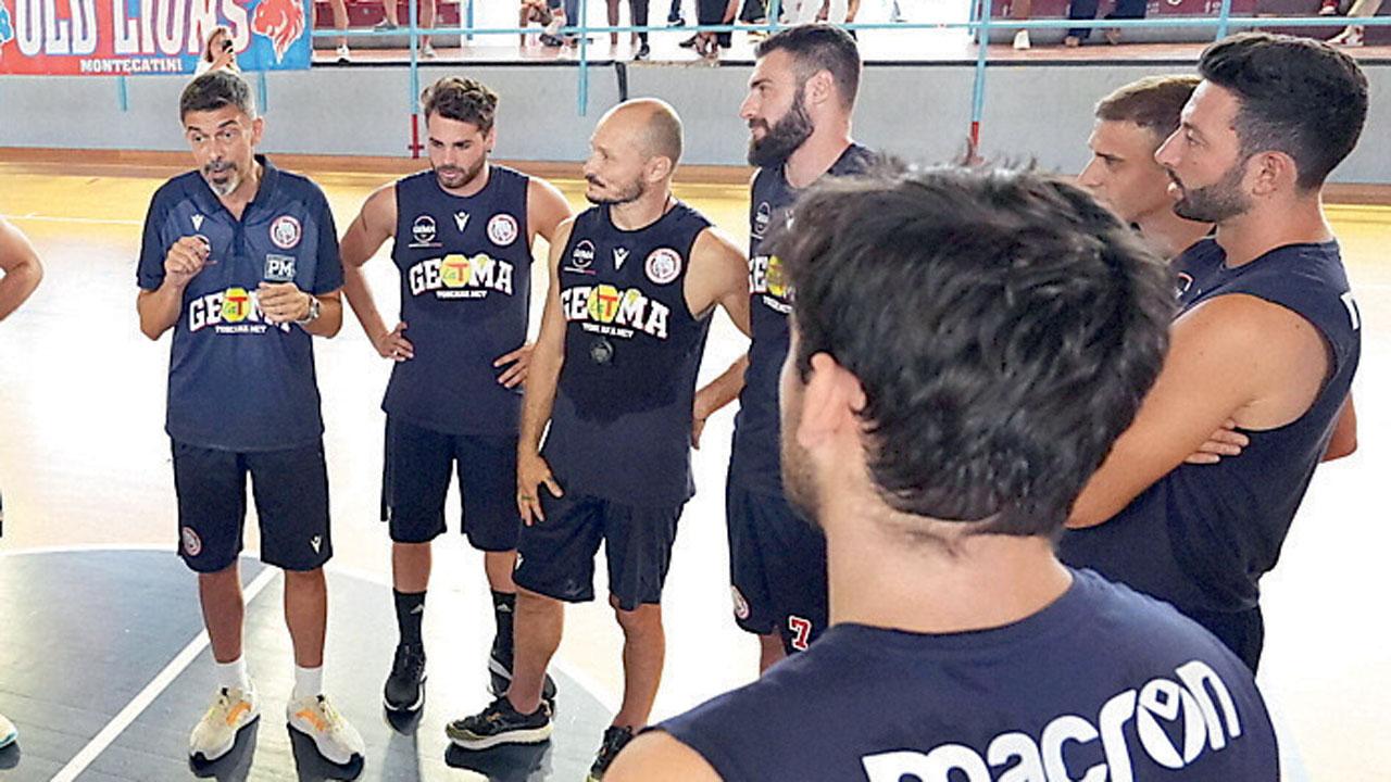 I giocatori intorno a coach Del Re al Palavinci (foto Nucci)