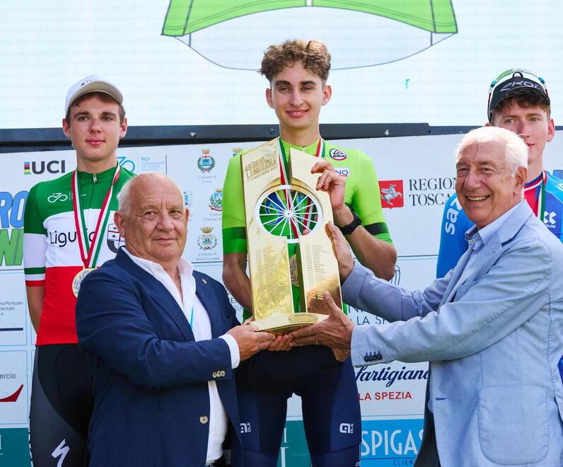 La premiazione del vincitore della corsa dei Futuri Campioni delle due ruote