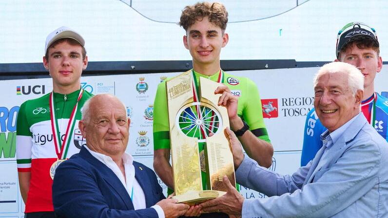 La premiazione del vincitore della corsa dei Futuri Campioni delle due ruote