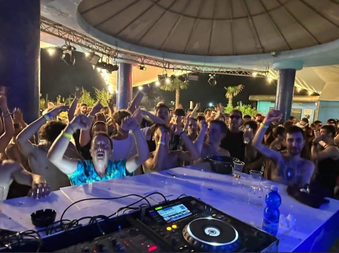 Lido Estensi, giovani pretendono da bere alle 4 del mattino: pugni e danni nella discoteca