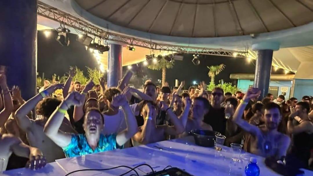 Lido Estensi, giovani pretendono da bere alle 4 del mattino: pugni e danni nella discoteca