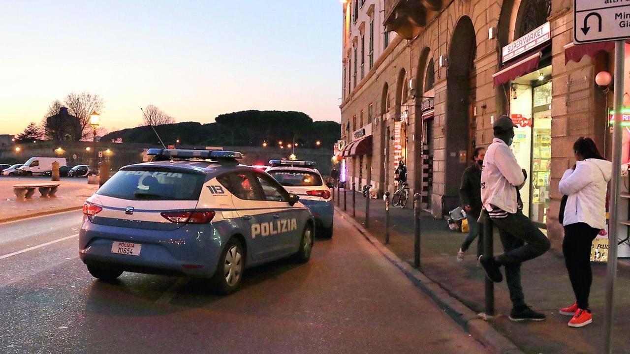 Livorno, fermato con la droga si scaglia contro i poliziotti: arrestato