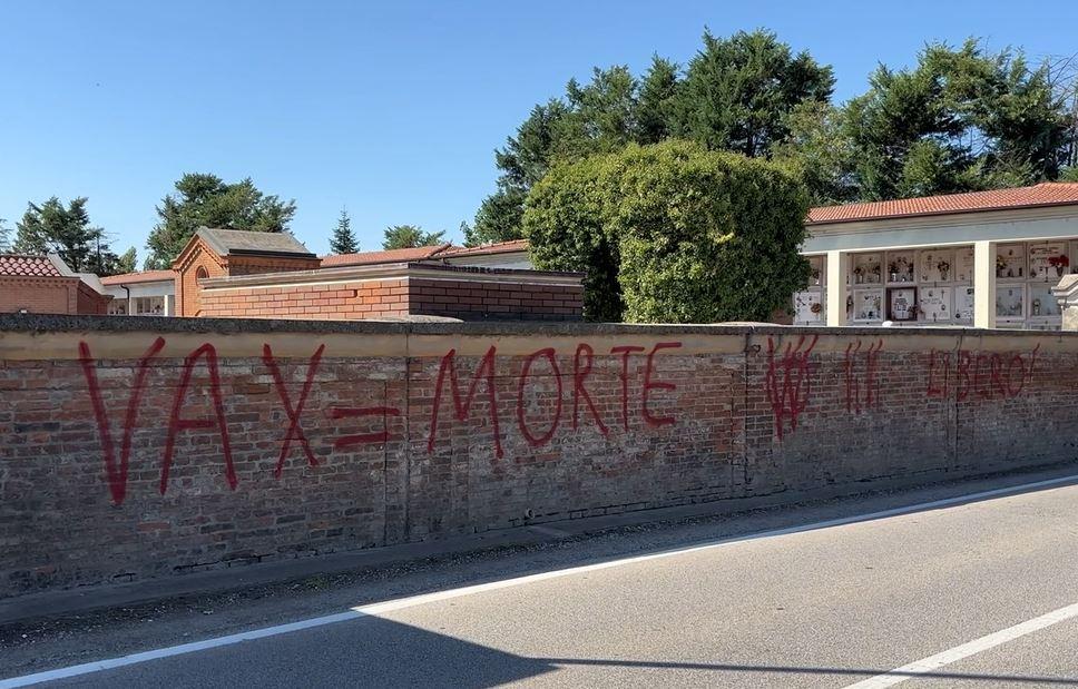 Scritte no vax sui muri: imbrattati tre cimiteri a Ferrara