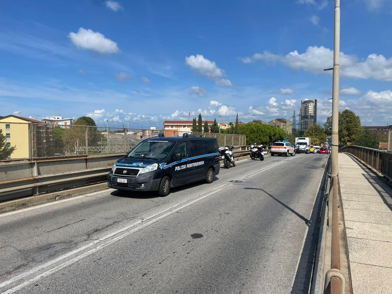 Livorno, tamponamento tra furgone della penitenziaria, camion dell’Aamps e mezzo di una ditta: feriti