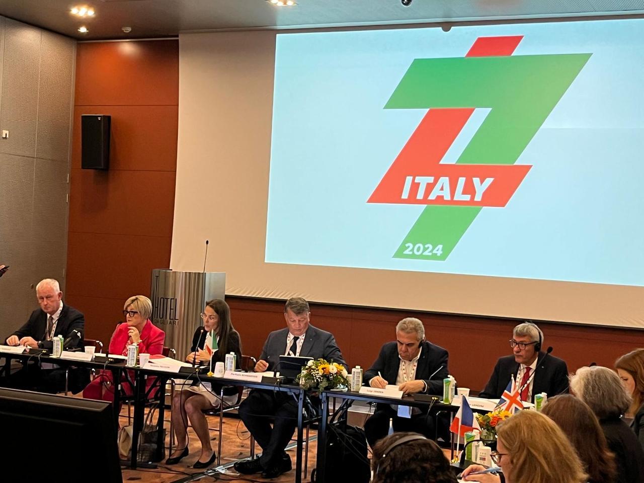 
	Il tavolo dell'incontro preparatorio del G7 che comincia domani<em> (foto Mario Rosas)</em>

