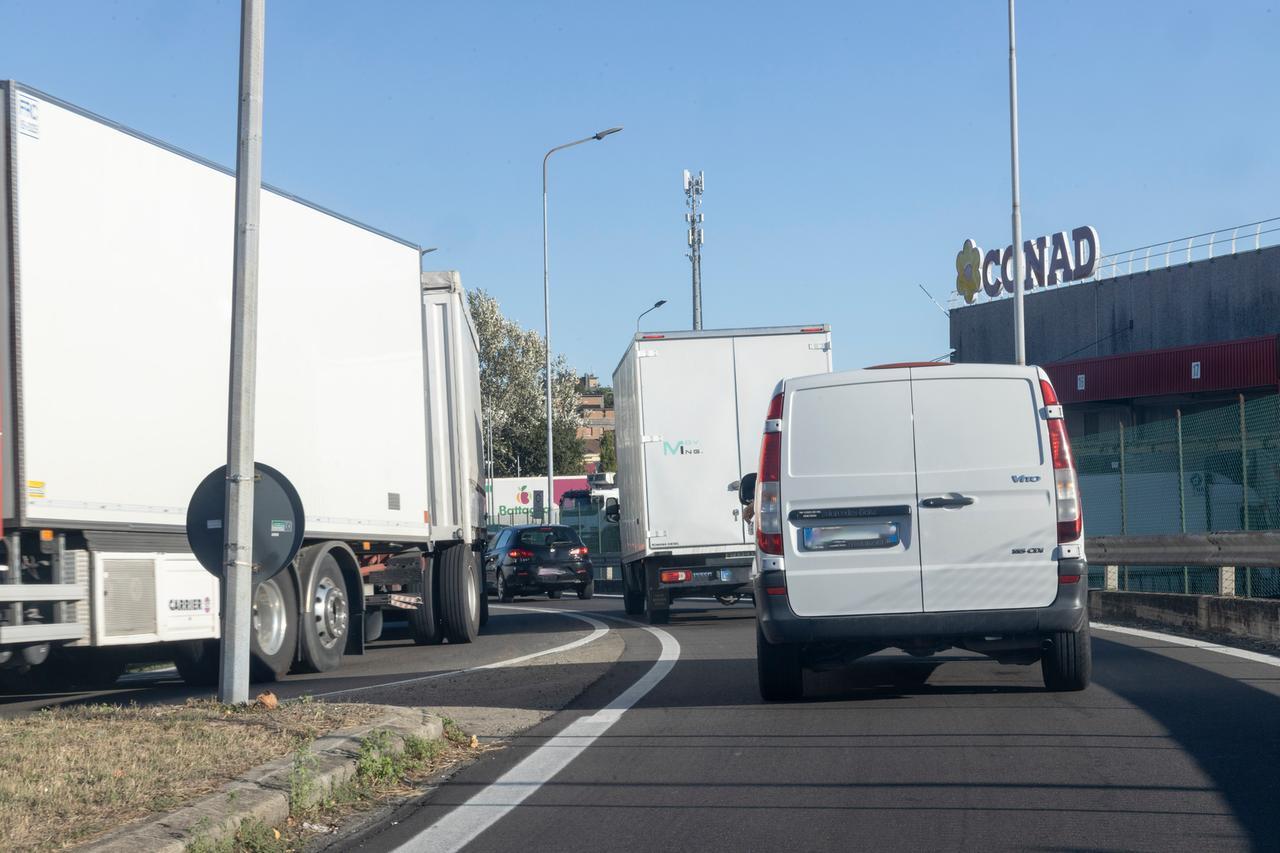 Cavalcavia della Canaletto chiuso, traffico e code continue a Modena