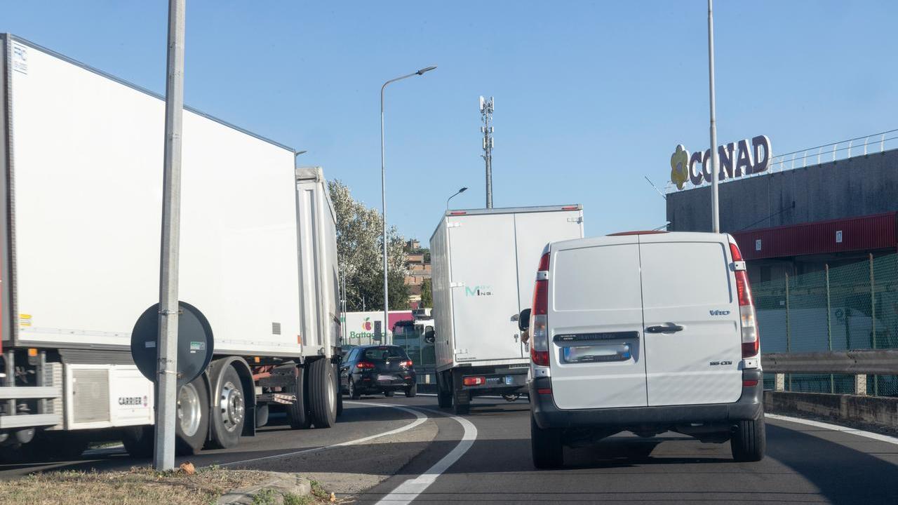 Cavalcavia della Canaletto chiuso, traffico e code continue a Modena