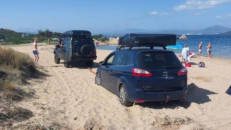 Olbia, estate cafona: turisti con due auto sulla spiaggia di Poltu Manzu
