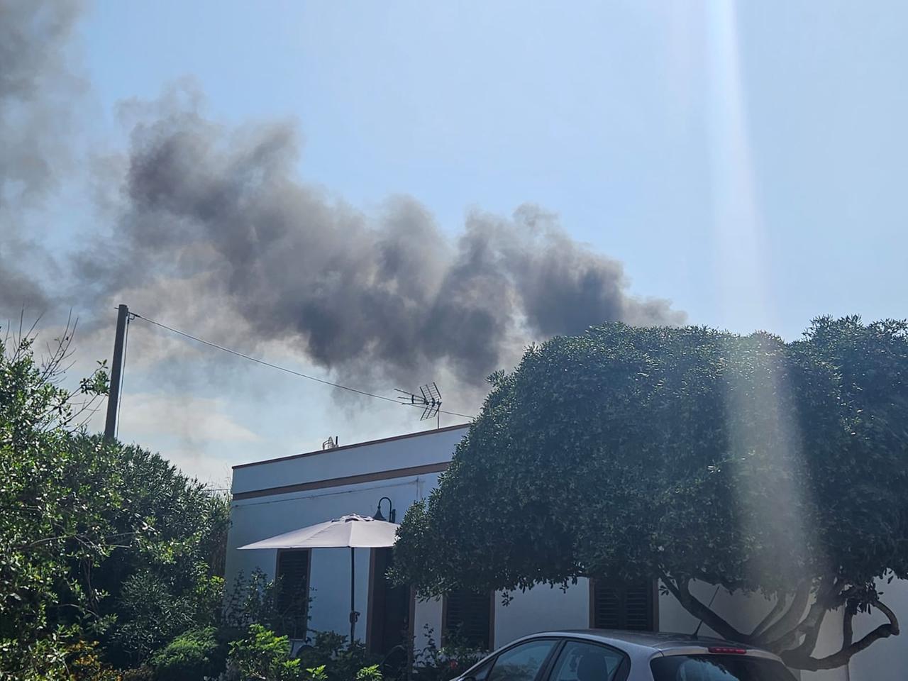 Stintino, incendio alle porte di Pozzo San Nicola: danni alle attrezzature di una peschiera