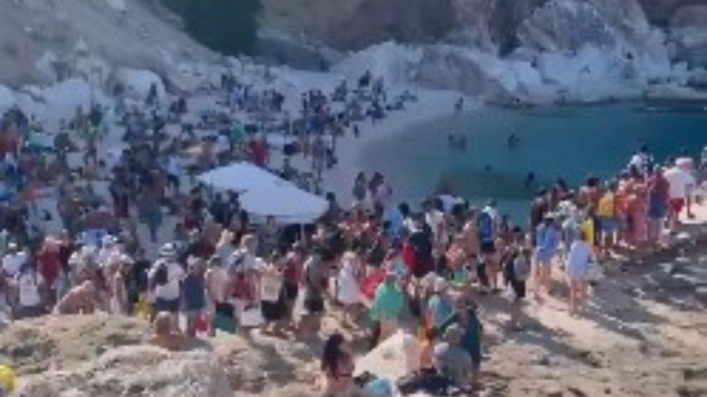 Un fermo immagine di Cala Mariolu del video-denuncia pubblicato dal sindaco di Baunei 