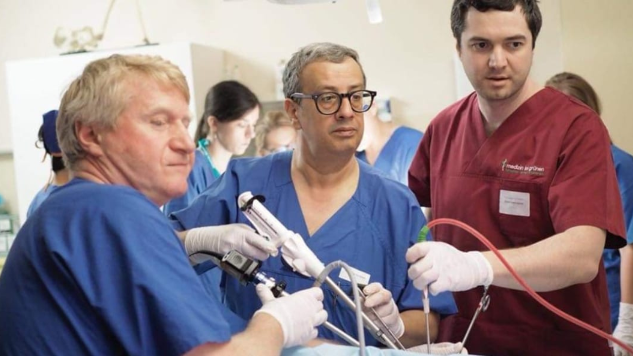 ll dottor Porziella (al centro) durante un intervento chirurgico con la sua equipe